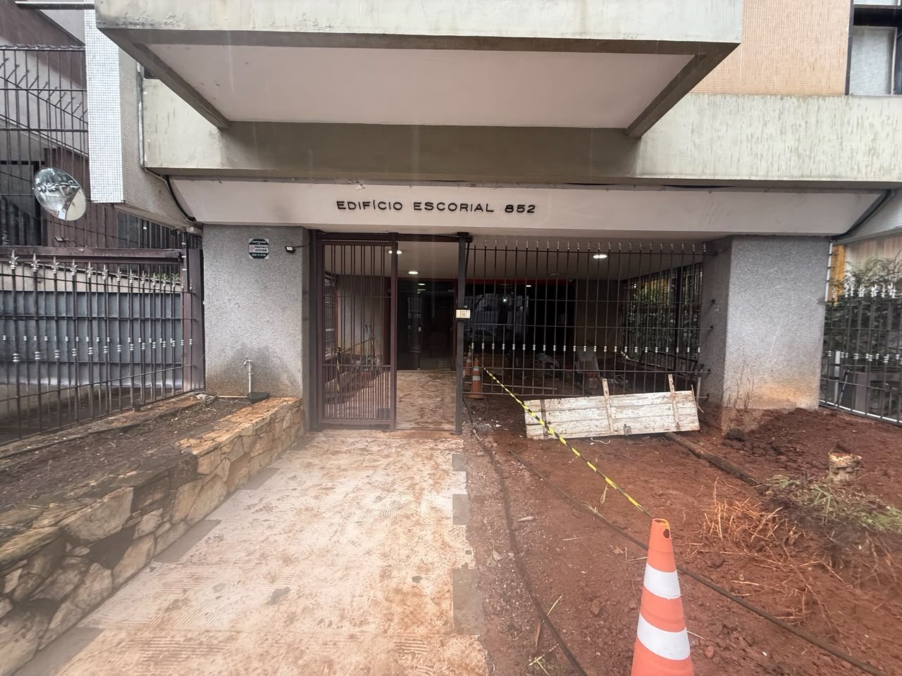 Fachada e Cobertura em Vidro e Hall Social — Condomínio Edifício Escorial